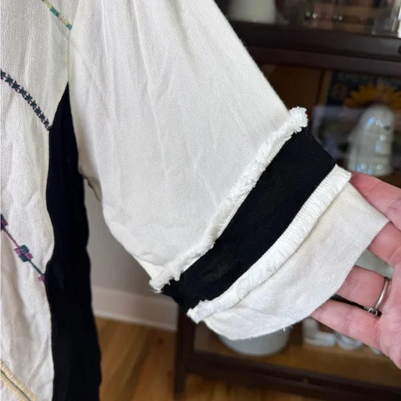 Gimmicks by BKE Embroidered Boho Peasant Top Black White Rayon Size L - Picture 3 of 7